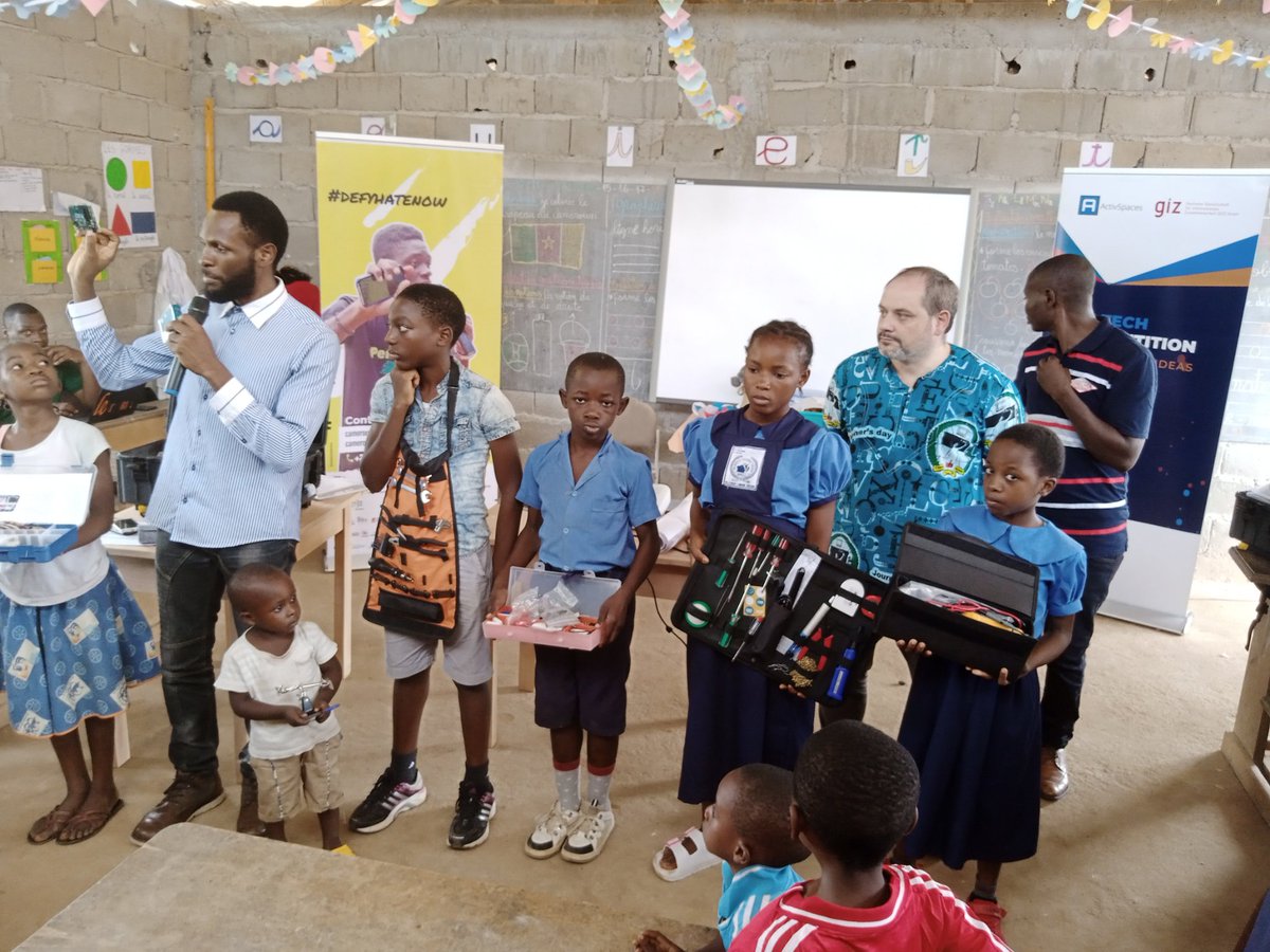 DigaMathieu's tweet photo. Quelle joie de retrouver les élèves et les enseignants 👨‍💻 du Groupe Scolaire Bilingue Meli (PK19) à l'occasion de la fête des enseignants #TeacherDay #Tech4Peace #ASKotec #Act4Peace 🧰☕🗜️ https://t.co/O2xteRLghu