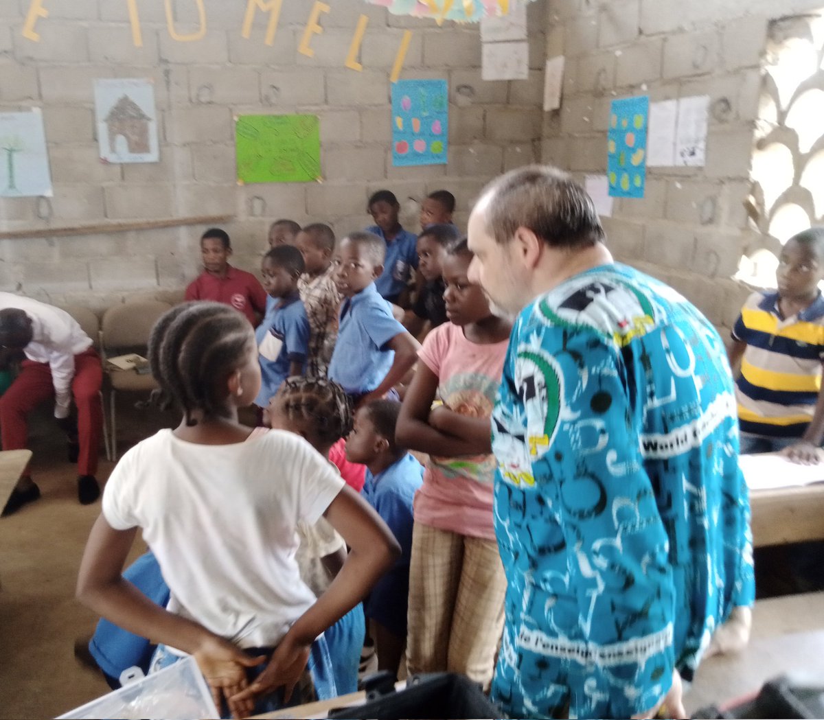 DigaMathieu's tweet photo. Quelle joie de retrouver les élèves et les enseignants 👨‍💻 du Groupe Scolaire Bilingue Meli (PK19) à l'occasion de la fête des enseignants #TeacherDay #Tech4Peace #ASKotec #Act4Peace 🧰☕🗜️ https://t.co/O2xteRLghu