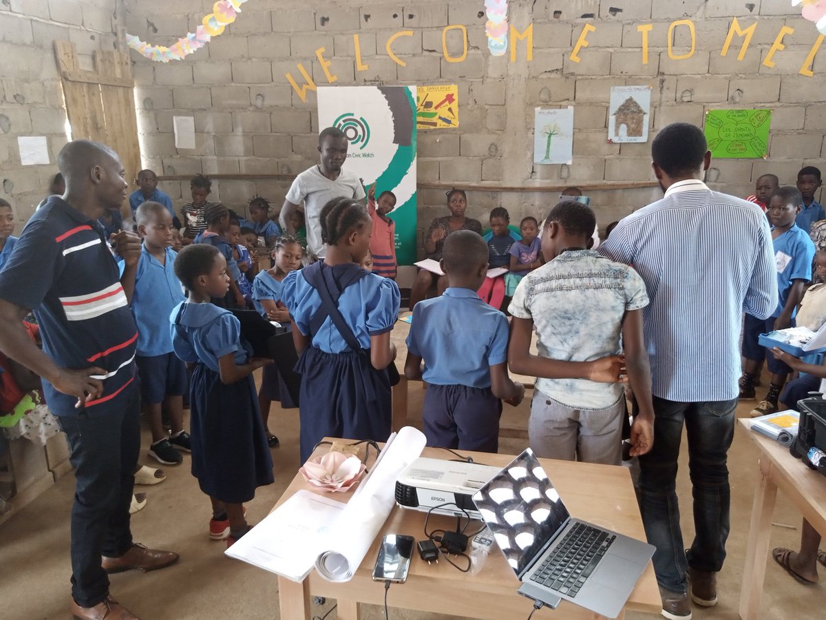 DigaMathieu's tweet photo. Quelle joie de retrouver les élèves et les enseignants 👨‍💻 du Groupe Scolaire Bilingue Meli (PK19) à l'occasion de la fête des enseignants #TeacherDay #Tech4Peace #ASKotec #Act4Peace 🧰☕🗜️ https://t.co/O2xteRLghu