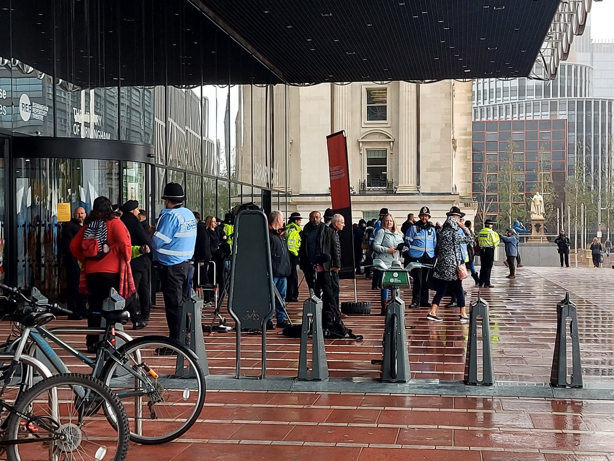 Disabled people (mostly white) get 1 cop, muslim protesters (mostly brown) get over a dozen