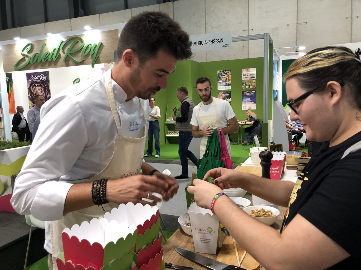fruittoday's tweet photo. .@ExperienciasEZ está desarrollando el #ChallengeEasyQs en su stand. ¿Te atreves a replicar una receta del chef en menos de 3’? Con easyQs es muy fácil porque no necesita pelarse! Es súper crunch y súper convenient 🥒
🔴 STAND 9B08A #FruitAttraction

#FruitAttraction22 https://t.co/zoDmPECL20