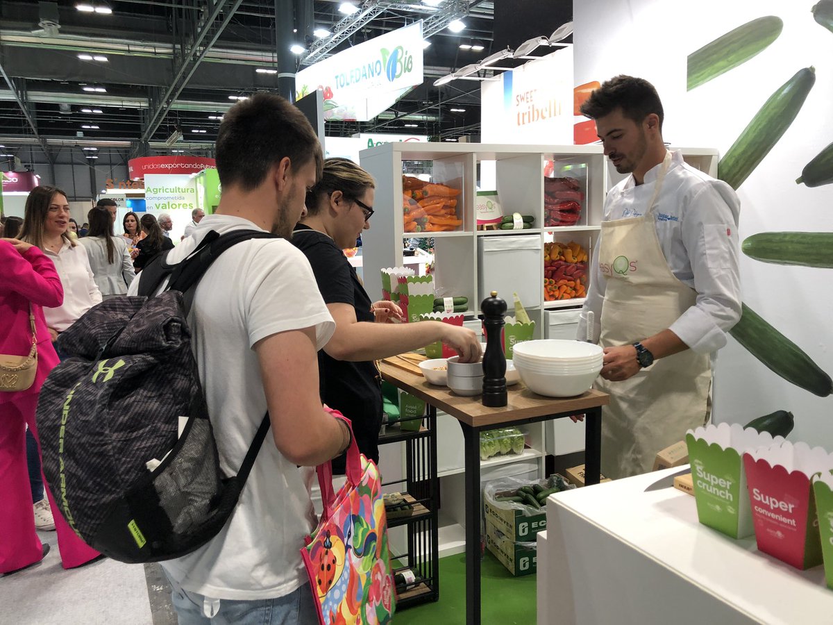 fruittoday's tweet photo. .@ExperienciasEZ está desarrollando el #ChallengeEasyQs en su stand. ¿Te atreves a replicar una receta del chef en menos de 3’? Con easyQs es muy fácil porque no necesita pelarse! Es súper crunch y súper convenient 🥒
🔴 STAND 9B08A #FruitAttraction

#FruitAttraction22 https://t.co/zoDmPECL20