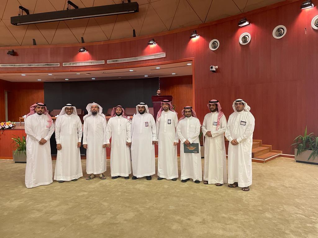 تكريمي مع زملائي وزميلاتي المعلمين المشاركين من سعادة الدكتور محمد العوهلي رئيس الجامعة والأستاذ حمد العيسى مدير عام التعليم في حفل احتفاء جامعة الملك فيصل بـ #اليوم_العالمي_للمعلم تحت شعار (المعلم طموح وطن )