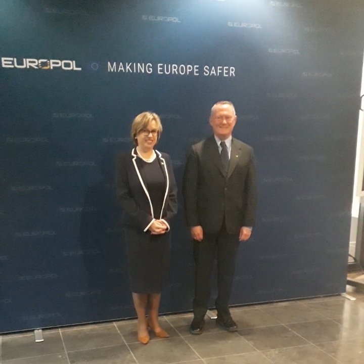 FRA Director @MichaelCJT gave a keynote speech to European Police Chiefs in The Hague and met @Europol ExecDir Catherine De Bolle, @EU_CEPOL ExecDir Maria Montserrat Marin and @Eurojust VP Bostjan Skrlec to discuss inter-agency cooperation in the areas of security and justice.