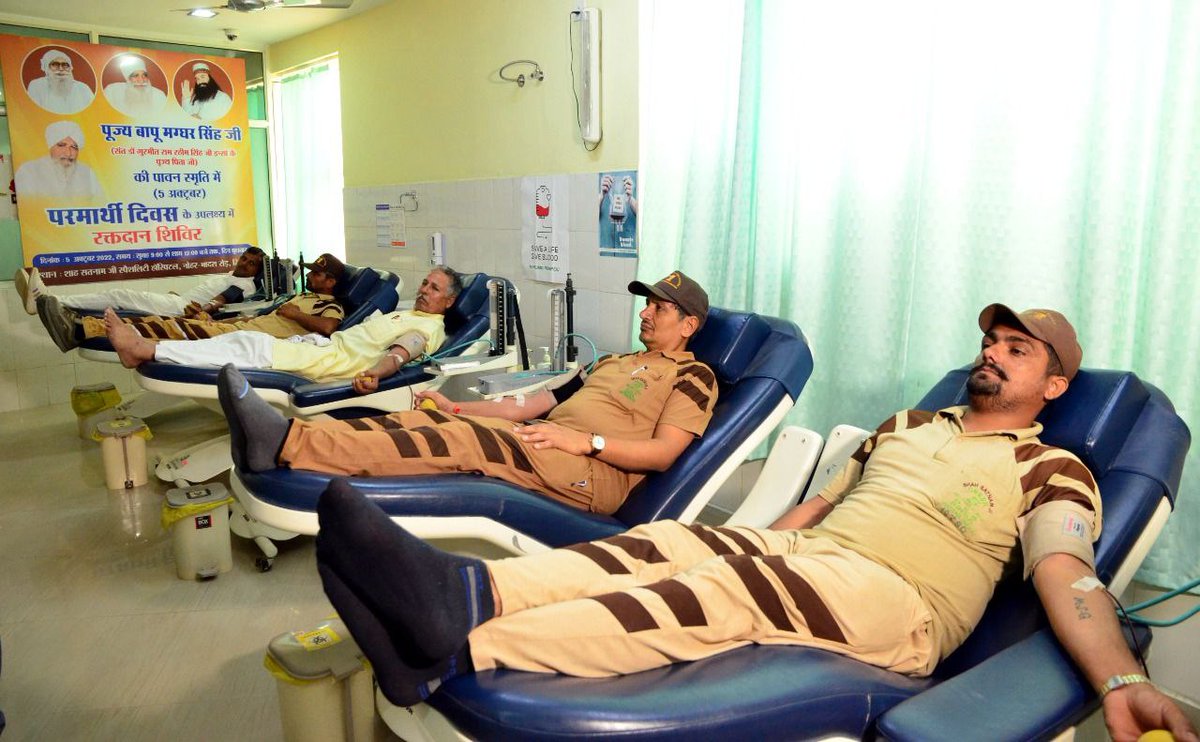 Dera Sacha Sauda devotees undertake various welfare works and a mega blood donation camp is organized every year on Parmarthi Diwas.
This way of paying tribute has been taught to them by his holiness Saint Gurmeet Ram Rahim Ji Insan.

#BestWayToPayTribute