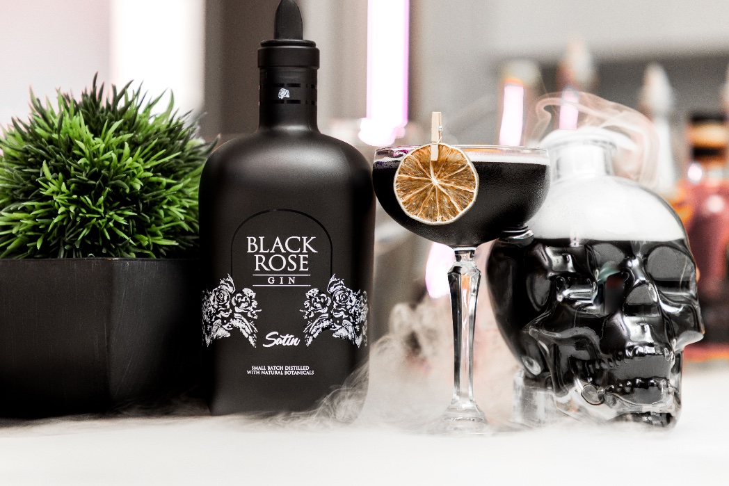 PearlThusi's tweet photo. Halloween is on the way! Here are some beverage ideas from us at @blackrosegin 🧡🖤🧡 !
Get your bottle of Black Rose Gin here 
https://t.co/Qh7N5ZCPrG https://t.co/YPMSJqEuK1