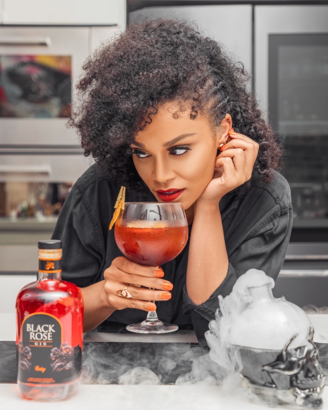 PearlThusi's tweet photo. Halloween is on the way! Here are some beverage ideas from us at @blackrosegin 🧡🖤🧡 !
Get your bottle of Black Rose Gin here 
https://t.co/Qh7N5ZCPrG https://t.co/YPMSJqEuK1