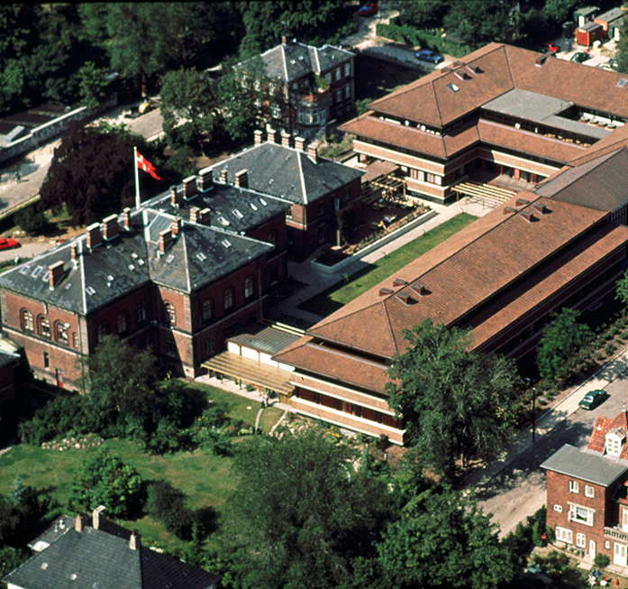 Kæmpestort tillykke med Nobelprisen i kemi til professor  Morten Meldal fra <a href="/koebenhavns_uni/">Københavns Uni</a>, der i årene 1988 til 2011 var leder og professor ved Carlsberg Laboratoriums synteseafdeling. Mega stort og fantastisk for #dkforsk 👏🍺 #NobelPrize