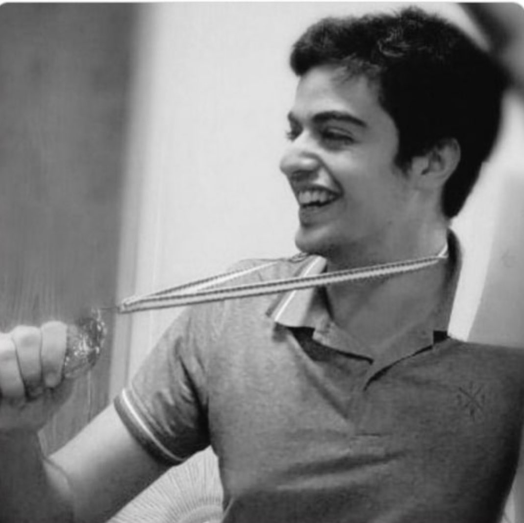 Ali Younesi, einer der inhaftierten Sharif-Studenten und Gewinner der iranischen Astronomieolympiade. Eines der großen Talente des Landes im Bereich Astronomie, feiert heute seinen 22. Geburtstag im Foltergefängnis Evin, weil er frei leben wollte. #IranProtests2022