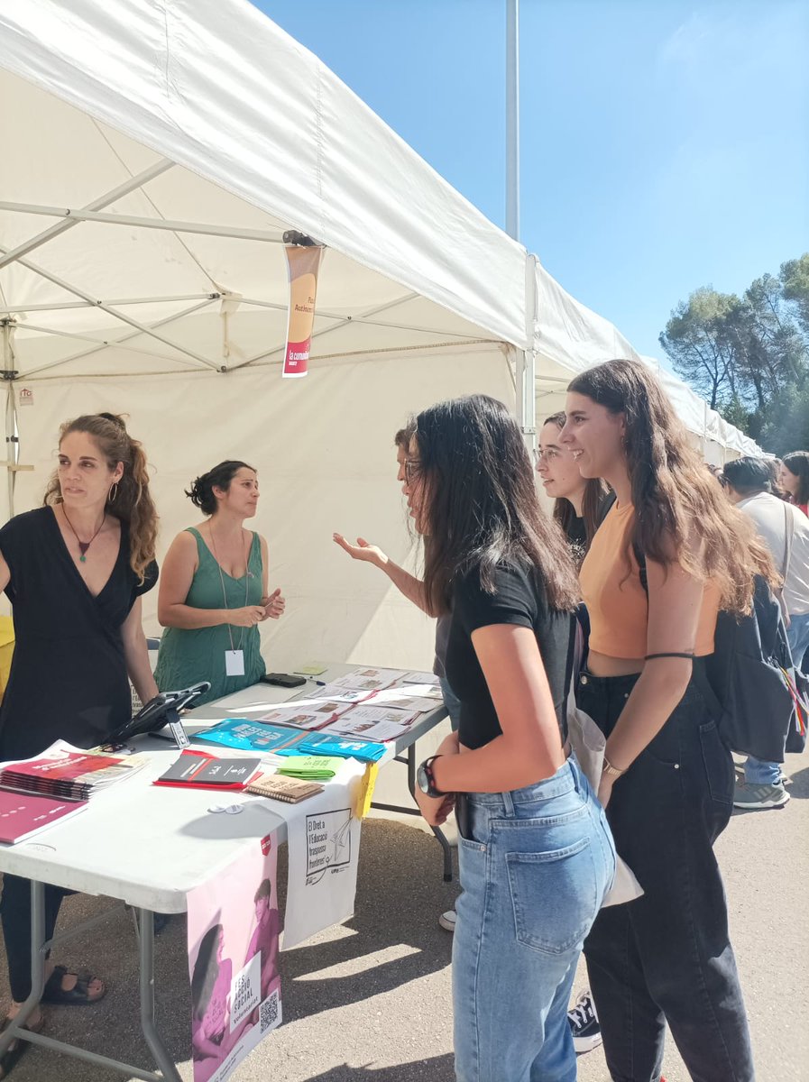 FAS_UAB's tweet photo. A La Comunitària hi ha molt d'ambient. Ens hi trobeu la Fira explicant el #voluntariat i el #PIUNE i a l'eix central amb El Xiringu, donant info de drogues, sexualitat... Que no t'ho expliquin, fins les 16h ens hi trobes! @UABBarcelona @comunitatuab https://t.co/bMiMgNJYW1