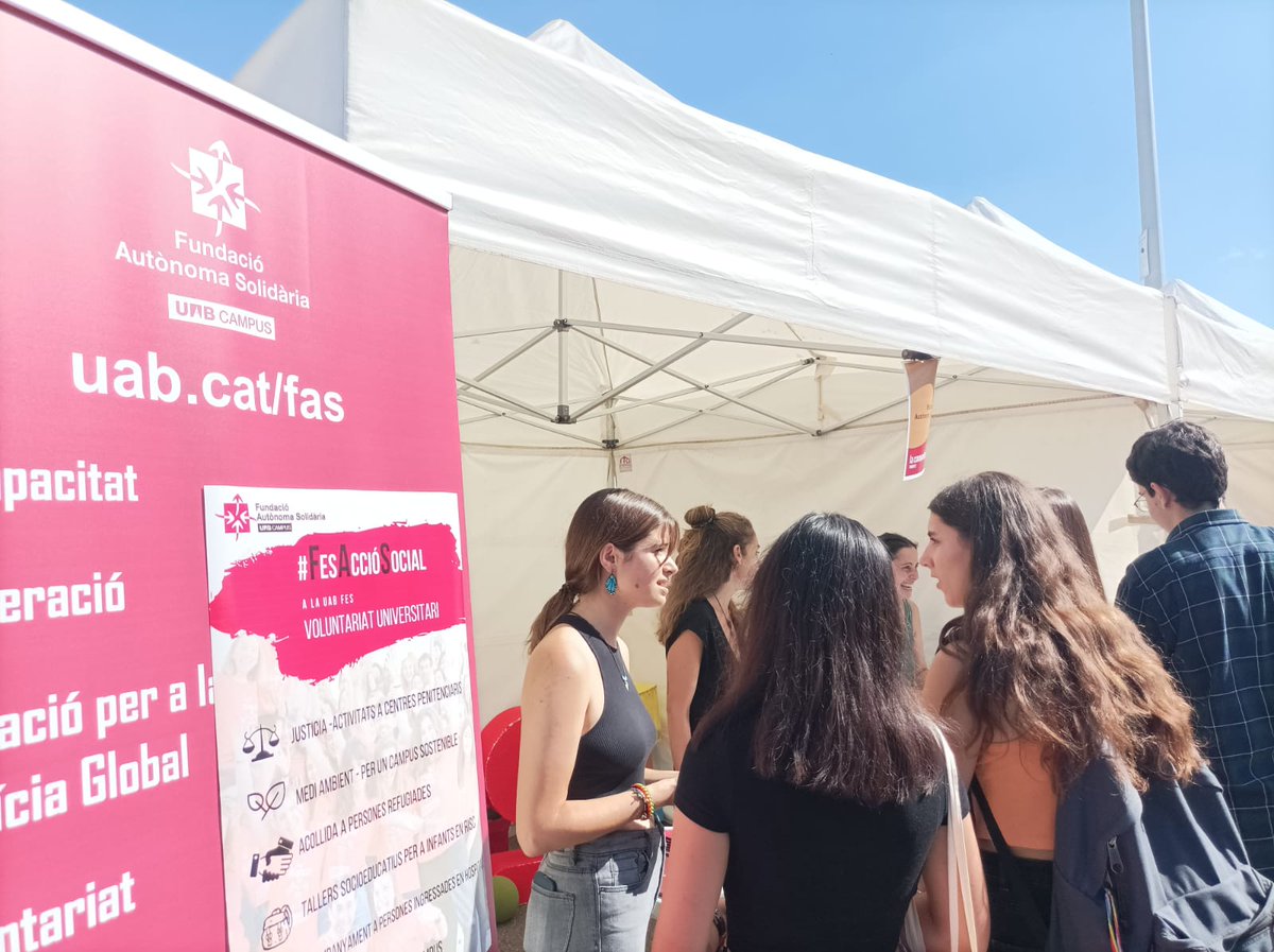 FAS_UAB's tweet photo. A La Comunitària hi ha molt d'ambient. Ens hi trobeu la Fira explicant el #voluntariat i el #PIUNE i a l'eix central amb El Xiringu, donant info de drogues, sexualitat... Que no t'ho expliquin, fins les 16h ens hi trobes! @UABBarcelona @comunitatuab https://t.co/bMiMgNJYW1