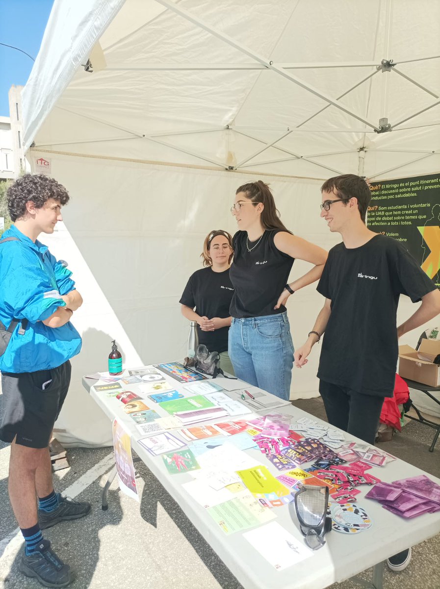 FAS_UAB's tweet photo. A La Comunitària hi ha molt d'ambient. Ens hi trobeu la Fira explicant el #voluntariat i el #PIUNE i a l'eix central amb El Xiringu, donant info de drogues, sexualitat... Que no t'ho expliquin, fins les 16h ens hi trobes! @UABBarcelona @comunitatuab https://t.co/bMiMgNJYW1