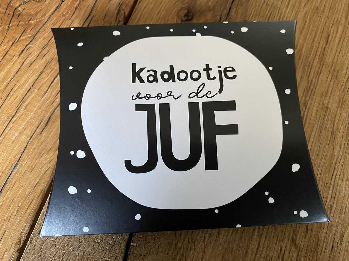 Presentje voor de #dagvandeleraar voor het hele team van de <a href="/VanHouteschool/">Van Houteschool</a> in da house! Wij vieren deze dag echter volgende week dinsdag want dan is het hele team op school 😃 Nog even geduld dus 🤗#cadeautjevoordejuf #cadeautjevoordemeester #dankvoorjullieinzet