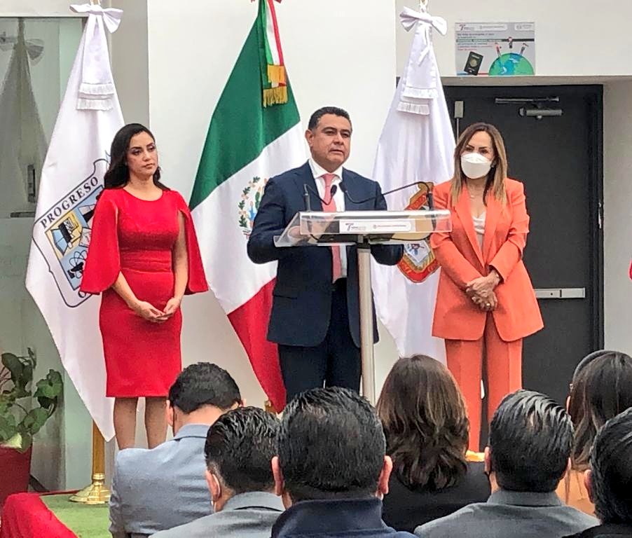Candelaria___'s tweet photo. Myrna Granados Dir. De Supervisión de la @SRE_mx y el Presidente Municipal @Gob_Tlalne Marco A. Rodríguez, reaperturaron la Oficina Municipal de Enlace de la @SRE_mx en la plaza comercial Mundo E.

✅️ Continuamos acercando el servicio de emisión de #pasaportes a los usuarios. https://t.co/Y0a0gWwOJU