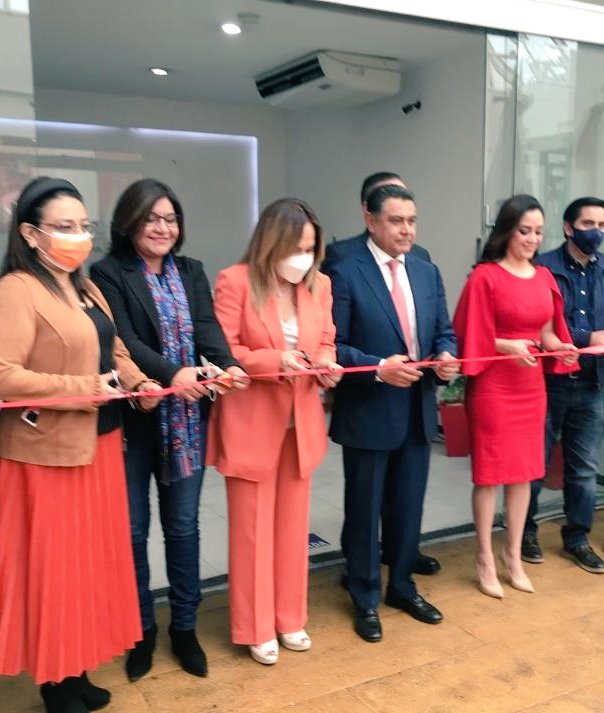 Candelaria___'s tweet photo. Myrna Granados Dir. De Supervisión de la @SRE_mx y el Presidente Municipal @Gob_Tlalne Marco A. Rodríguez, reaperturaron la Oficina Municipal de Enlace de la @SRE_mx en la plaza comercial Mundo E.

✅️ Continuamos acercando el servicio de emisión de #pasaportes a los usuarios. https://t.co/Y0a0gWwOJU