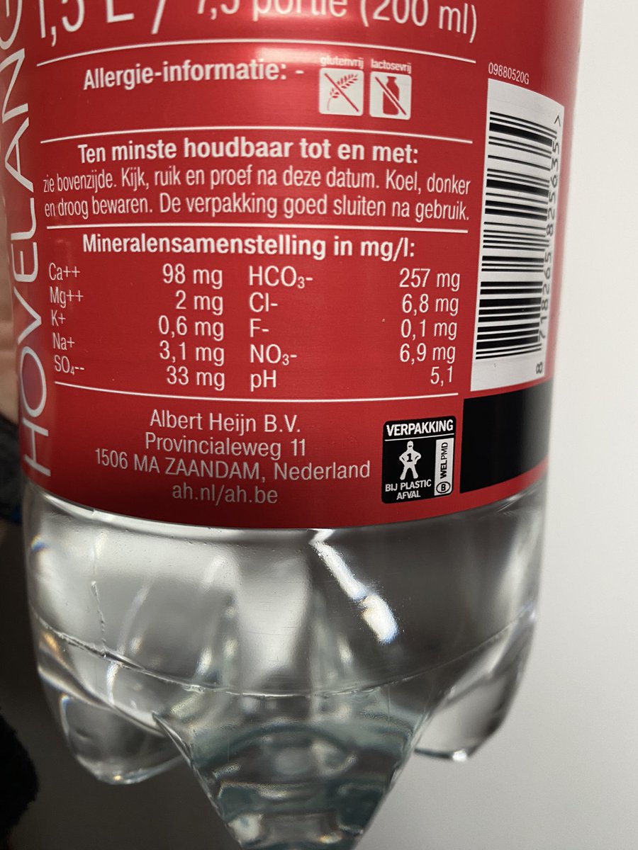 Veerle_mvm's tweet photo. @albertheijn Wat dachten jullie, er zit nu statiegeld op kleinere flesjes dus dan kan het statiegeld van deze 1,5L-flessen er wel af? Jammer dit. https://t.co/TmzbYahllP