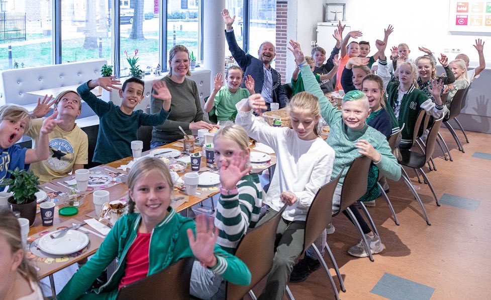 StadOldenzaal's tweet photo. Om het belang van een gezond ontbijt te benadrukken hadden burgermeester Patrick Welman en bakkerij Olde Keizer samen met kinderen van basisschool Drie-Eenheid vanochtend een lekker ontbijtje in het stadhuis. 🍞🥛🍎
#burgemeestersontbijt #goedbeginvandedag #samenzijnweoldenzaal https://t.co/iumnGbf161