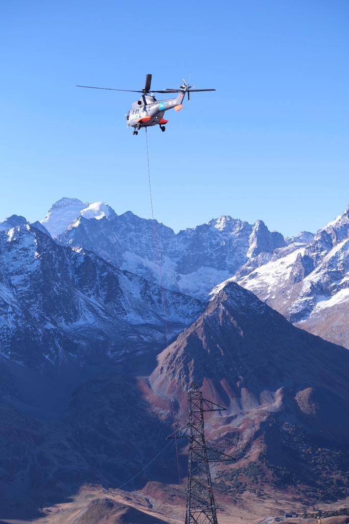 RTE_med's tweet photo. [Rénovation électrique de la Haute-Durance] RTE démonte aujourd’hui l’un des pylônes⚡les plus hauts de France sur la crête 🏔 du #ColduGalibier, à plus de 2800 mètres d’altitude. Une opération réalisée gr��ce à une expertise héliportée unique au monde ! https://t.co/NXEblh7qG4