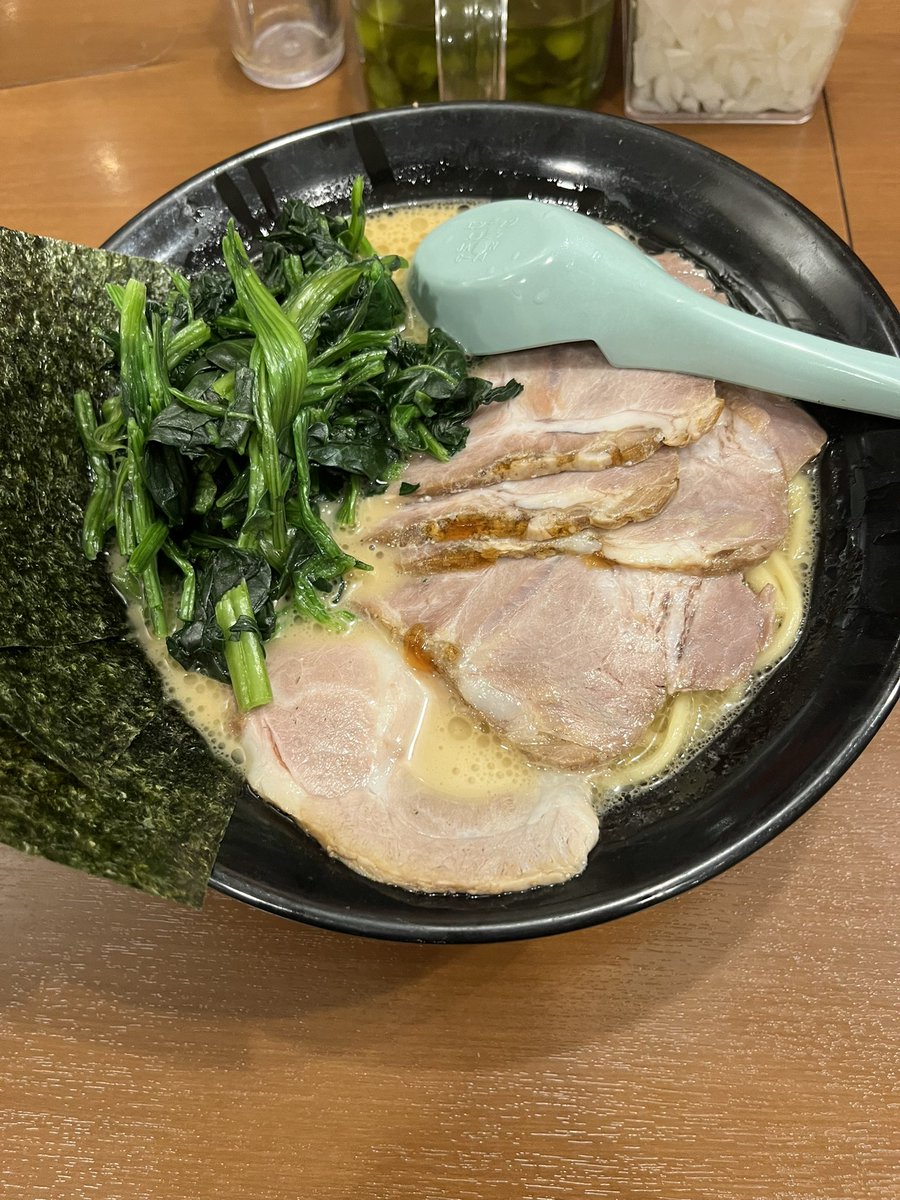 「この間食べたラーメンの写真見て泣いてる食べたいから 」|セメントのイラスト