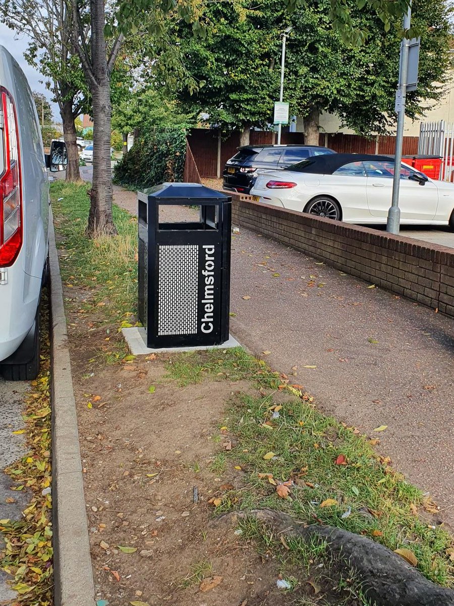 ChelmsHealth's tweet image. Can you tell where this new bin has been installed in #chelmsford? With the new bin, signage and enforcement patrols the area of Ashtree Crescent will be be a much cleaner street.@ChelmsCouncil @loveessexuk #noexcuse #binyourlitter