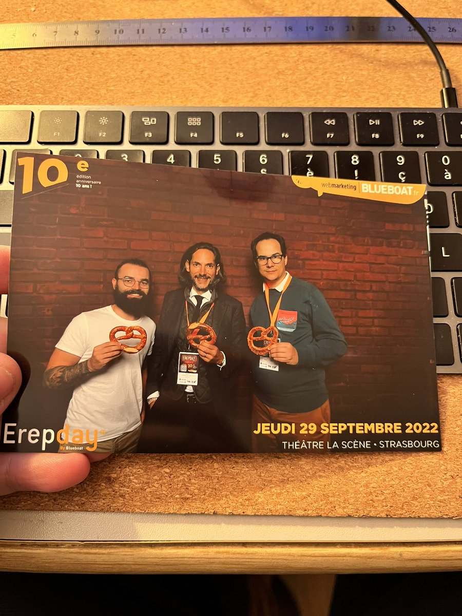 danYdan_fr's tweet photo. On oublie trop souvent que les meilleurs moments dans un évent ce sont les discussions autour d’un #bretzel 😉 ici c’était avec Kevin @DotmarketEU et @alexandrenappey 🙂 pour #erepday 2022 🤩🤩🤩 https://t.co/FuKkN8jETR