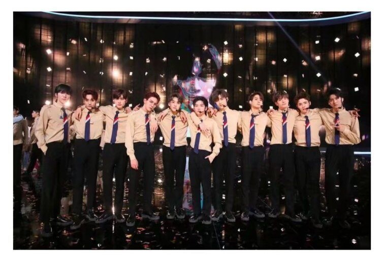 tiff_ilosophy's tweet photo. 🍉 #R1SE 2022 graduation concert in chongqing is coming!
• tentative date: december 14
• available to view on ticketing sites — “official poster coming soon”
• waiting for confirmation from 🐧and wjjw https://t.co/PCv47KiDhA