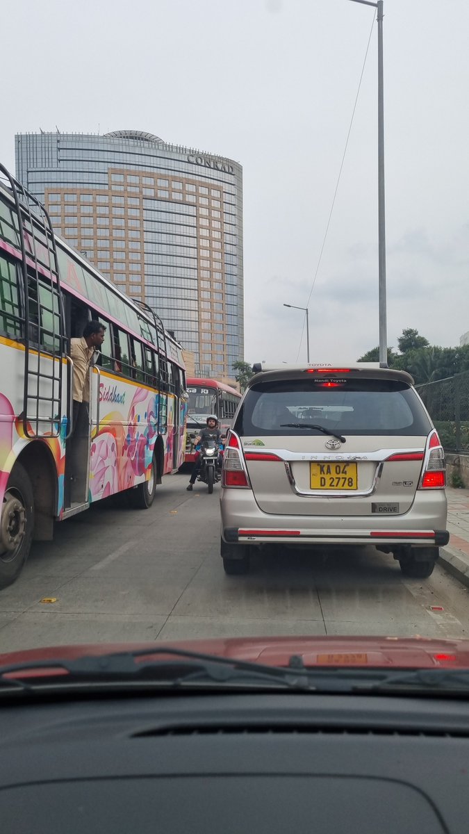 MRao2020's tweet photo. Unregulated traffic near Conrad, Ulsoor. @hgatetrafficps @halasoorgatebcp @acpeasttraffic https://t.co/LCqBaBH83v