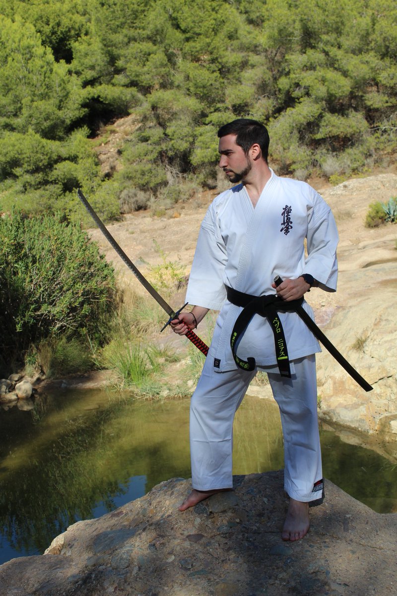 nicosenpai97's tweet photo. No importa cuánto puedes sobresalir en el arte del kárate, nada es más importante que el comportamiento y la humanidad que puede observarse en la vida diaria 🍃
#Karate #cinturon #negro #primerdan #katana #Nicosenpai https://t.co/bBmRrhGj9v