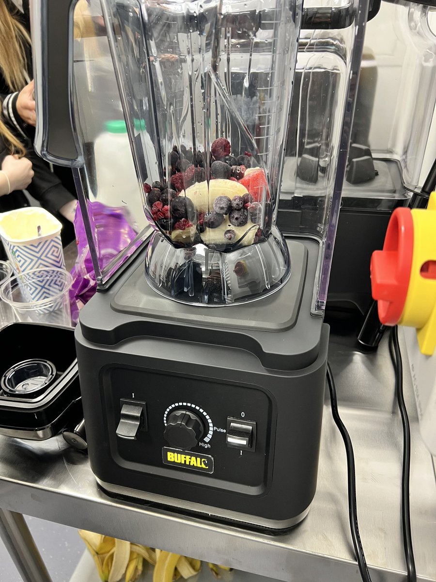 Today we have been experimenting with our new industrial blenders and ice machine to make delicious smoothies 😊🍌🍓🥤 @BaldragonHE @BaldragonAcad