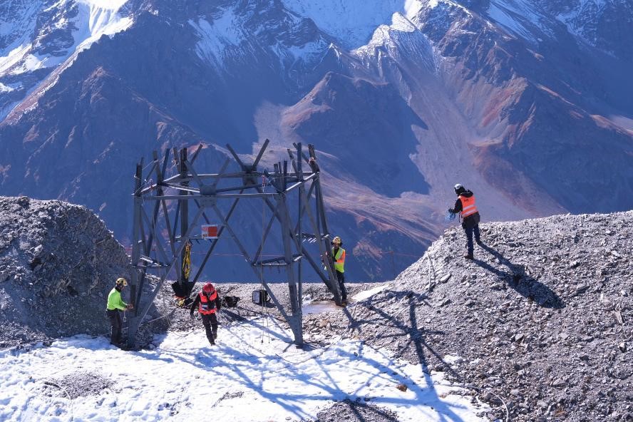 RTE_med's tweet photo. [Rénovation électrique de la Haute-Durance] RTE démonte aujourd’hui l’un des pylônes⚡les plus hauts de France sur la crête 🏔 du #ColduGalibier, à plus de 2800 mètres d’altitude. Une opération réalisée gr��ce à une expertise héliportée unique au monde ! https://t.co/NXEblh7qG4