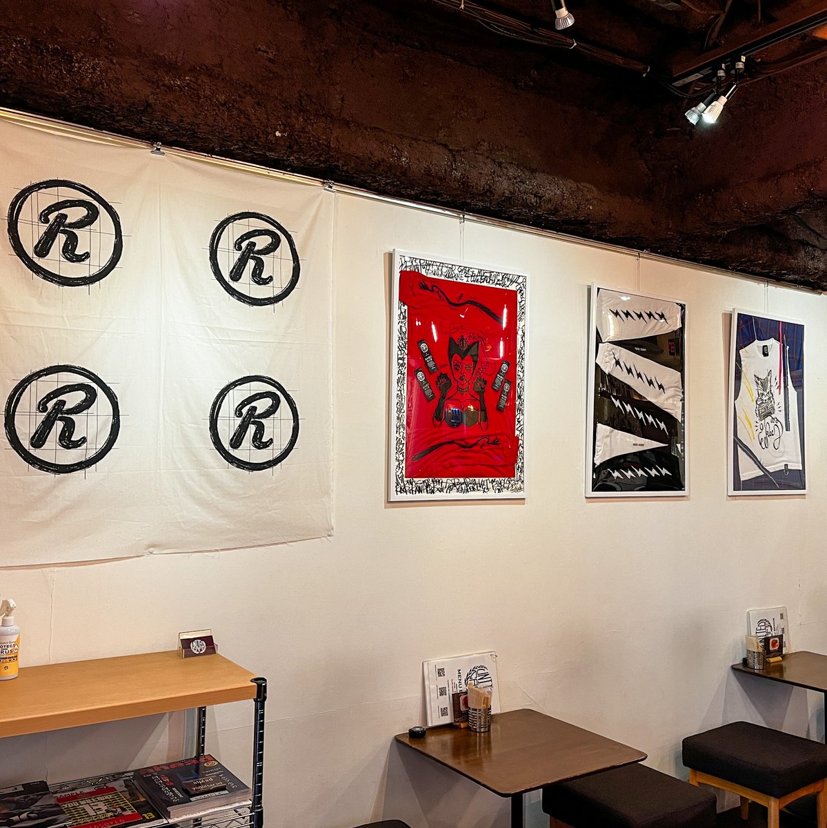 UNITEDcafe_2012's tweet photo. 本日から新しい展示会「DRAWING for REC by Royal Pussy」がスタートしました！
コラージュ作品や、ドローイング原画、アパレル商品が展示されてます！
会期は10月5日(水)～10月17日(月)まで。
猫カワイイ！

#miwarock 
#royalpussy
#recbyroyalpussy

#unitedcafe #アートカフェ #バイカーズカフェ https://t.co/ezzpB3oa6h