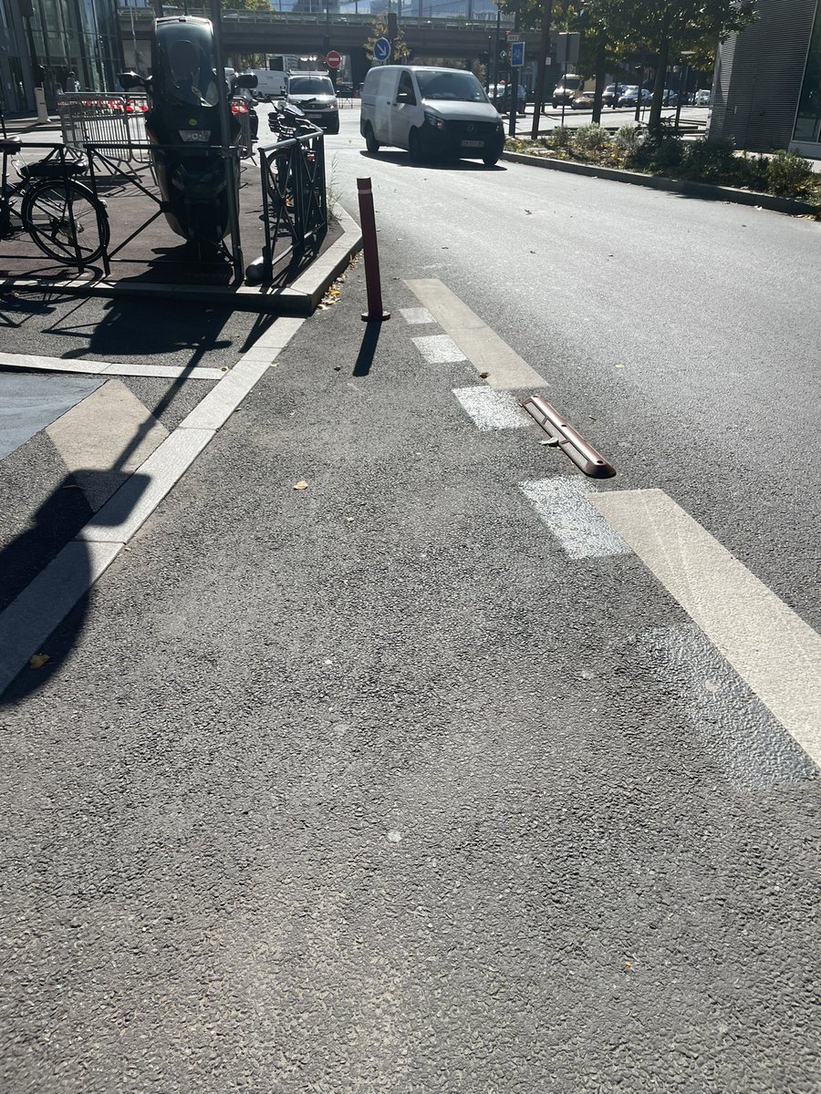 Merci <a href="/villeclichy/">Ville de Clichy-la-Garenne</a> pour vos aménagements vélo mais la doublette plot+borne en entrée de piste cyclable c’est NON.  J’envoie à qui la facture du jean ?