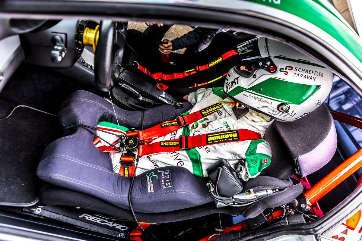 jochenknecht's tweet image. Heute noch jemand ohne Gänsehaut? Dann schaut mal bei @janis_mcdavid vorbei. Der hat am Wochenende die Prüfung für die Rennlizenz „National A“ am Hockenheimring bestanden. Als erster Mensch ohne Arme und Beine. #drivebywire @Paravan_Mobil #mobilitätfüralle #joystickracer