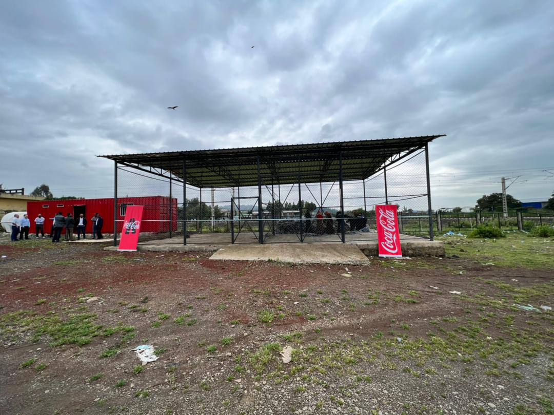 CCBAEthiopia's tweet photo. 🎉@CCBAEthiopia constructed and handed over a model collection center in #Sebeta city at the cost of 1.7 million Birr. It is handed over to women organized under the city administration to collect and recycle PET bottles.
#OurSustainability #Recycle #WorldWithOutWaste https://t.co/qHzDRe09Ox