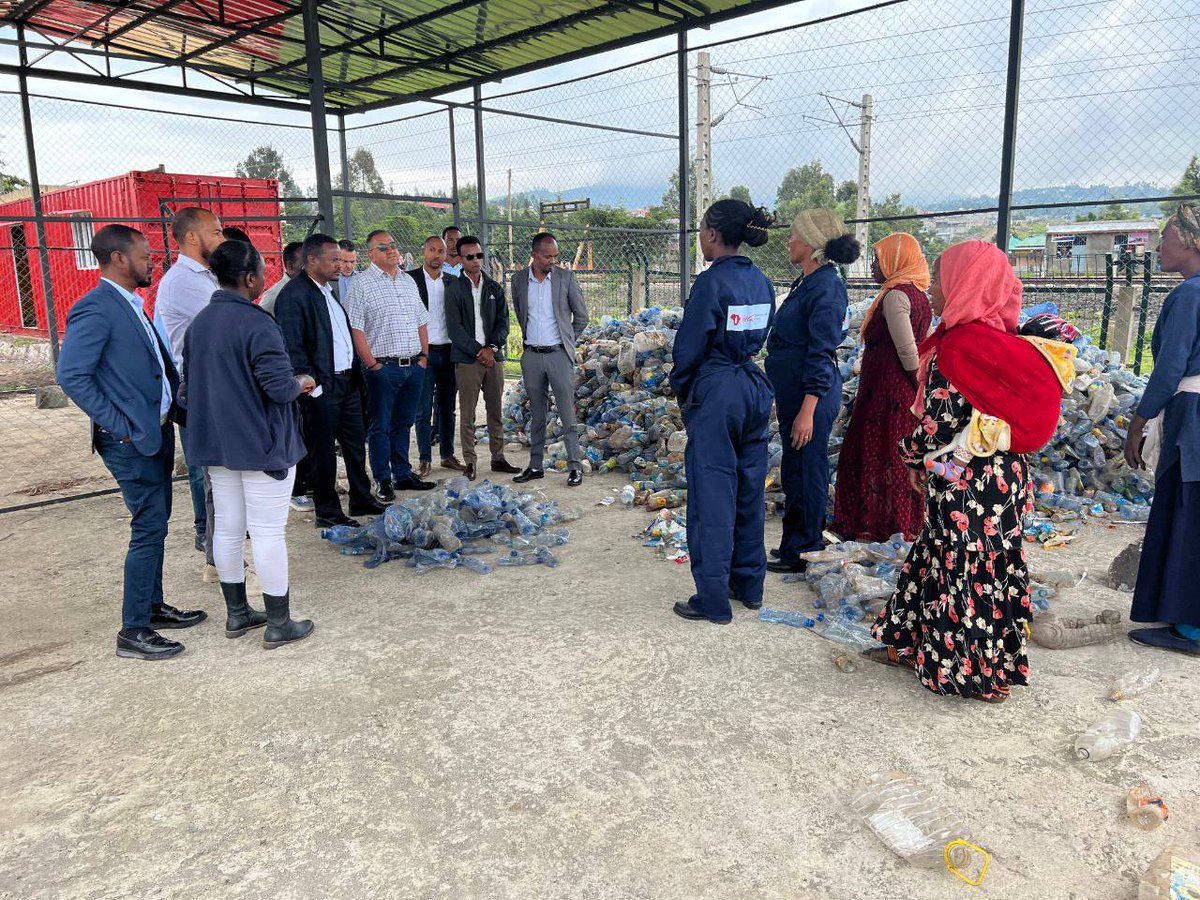 CCBAEthiopia's tweet photo. 🎉@CCBAEthiopia constructed and handed over a model collection center in #Sebeta city at the cost of 1.7 million Birr. It is handed over to women organized under the city administration to collect and recycle PET bottles.
#OurSustainability #Recycle #WorldWithOutWaste https://t.co/qHzDRe09Ox