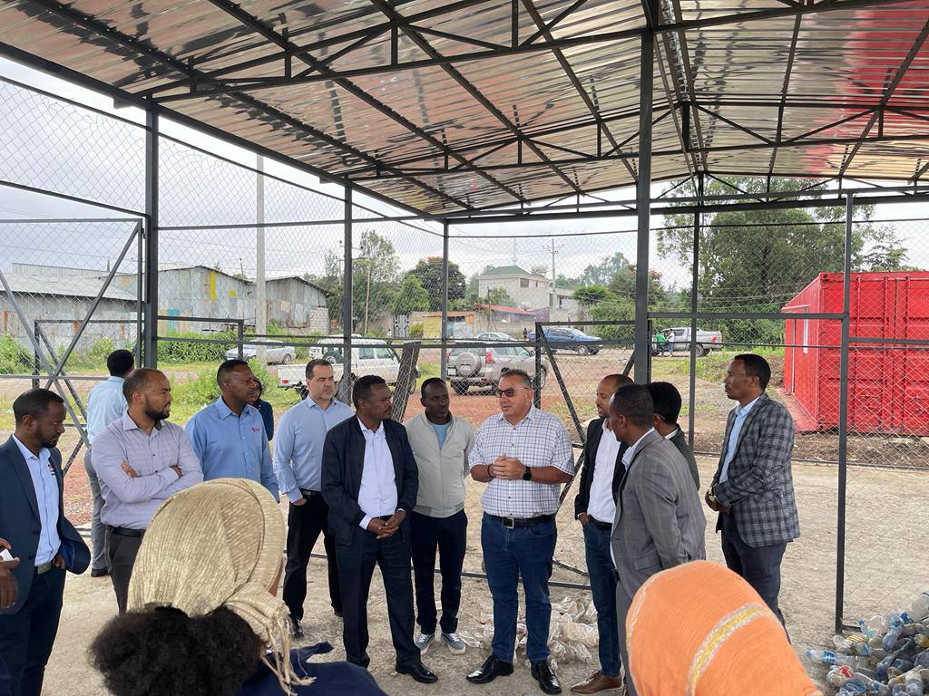 CCBAEthiopia's tweet photo. 🎉@CCBAEthiopia constructed and handed over a model collection center in #Sebeta city at the cost of 1.7 million Birr. It is handed over to women organized under the city administration to collect and recycle PET bottles.
#OurSustainability #Recycle #WorldWithOutWaste https://t.co/qHzDRe09Ox