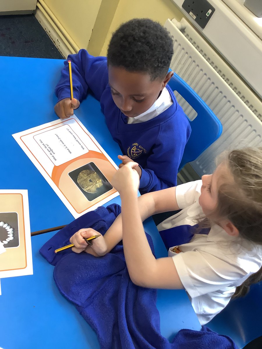 AbbeyPrimary's tweet photo. #tY3 were exploring different artefacts and discuss what they were used for #history https://t.co/N489xJ3KZE