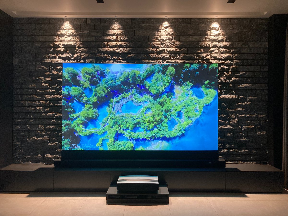 EliteScreensJ's tweet photo. #100インチ テレビ‼　違うよ。#プロジェクタースクリーン だよ‼　すごく綺麗と思いませんか？宙に浮いているみたい
#エリートスクリーン #elitescreens #fte120uh2clr #抗外光スクリーン #ホームシアター #超短焦点プロジェクター #リビングシアター https://t.co/a6tABglFsF
