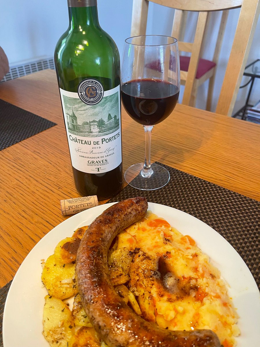 joukesp's tweet photo. #WednesdayLunch #LeftoverLunch #FarmSausage #PotatoCarrotMash #PommesSalardaises #Graves
So you have some potato-carrot mash left, make some pommes salardaises and bake some farmer’s sausage. That’s your lunch!
A 7,95€ Graves ‘19 by Château des Portets makes this a real delight! https://t.co/8H2EDejxNJ