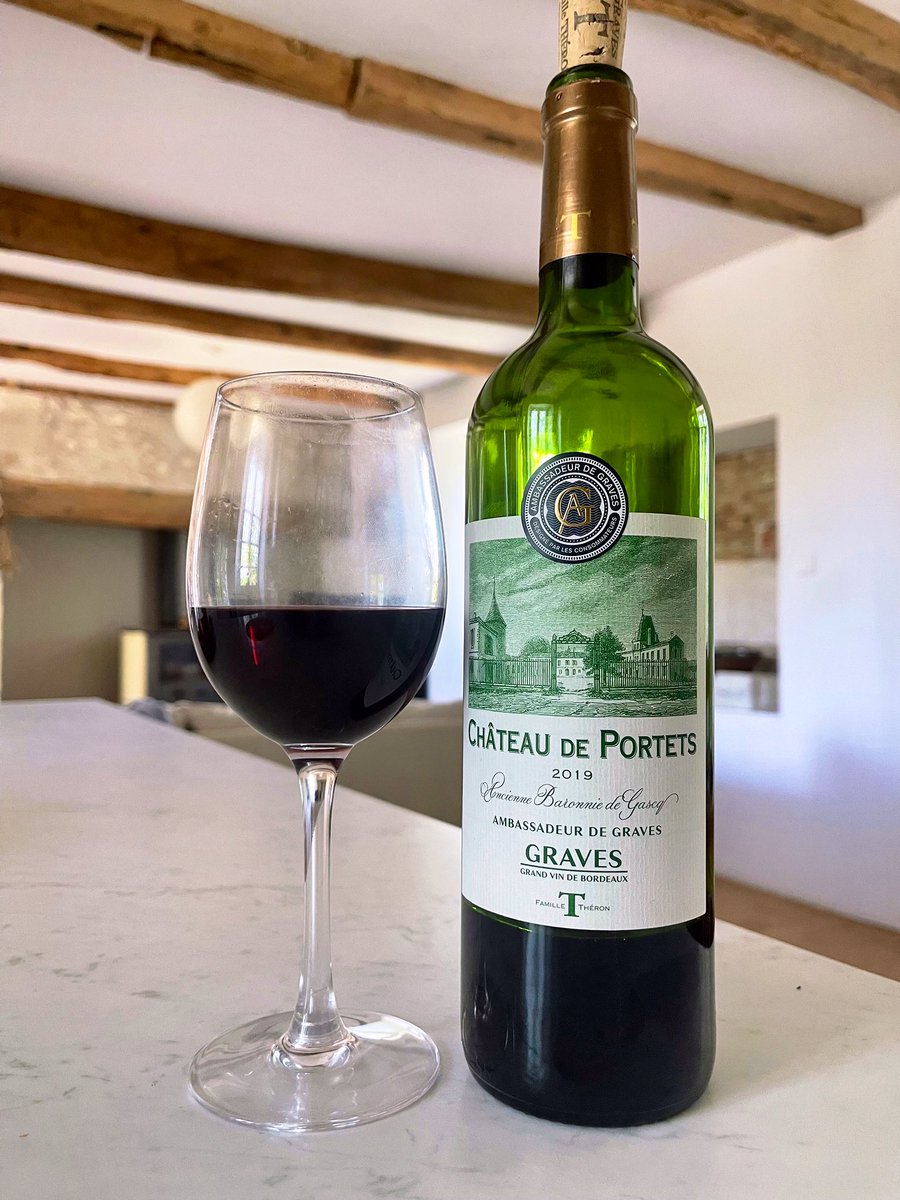 joukesp's tweet photo. #WednesdayLunch #LeftoverLunch #FarmSausage #PotatoCarrotMash #PommesSalardaises #Graves
So you have some potato-carrot mash left, make some pommes salardaises and bake some farmer’s sausage. That’s your lunch!
A 7,95€ Graves ‘19 by Château des Portets makes this a real delight! https://t.co/8H2EDejxNJ