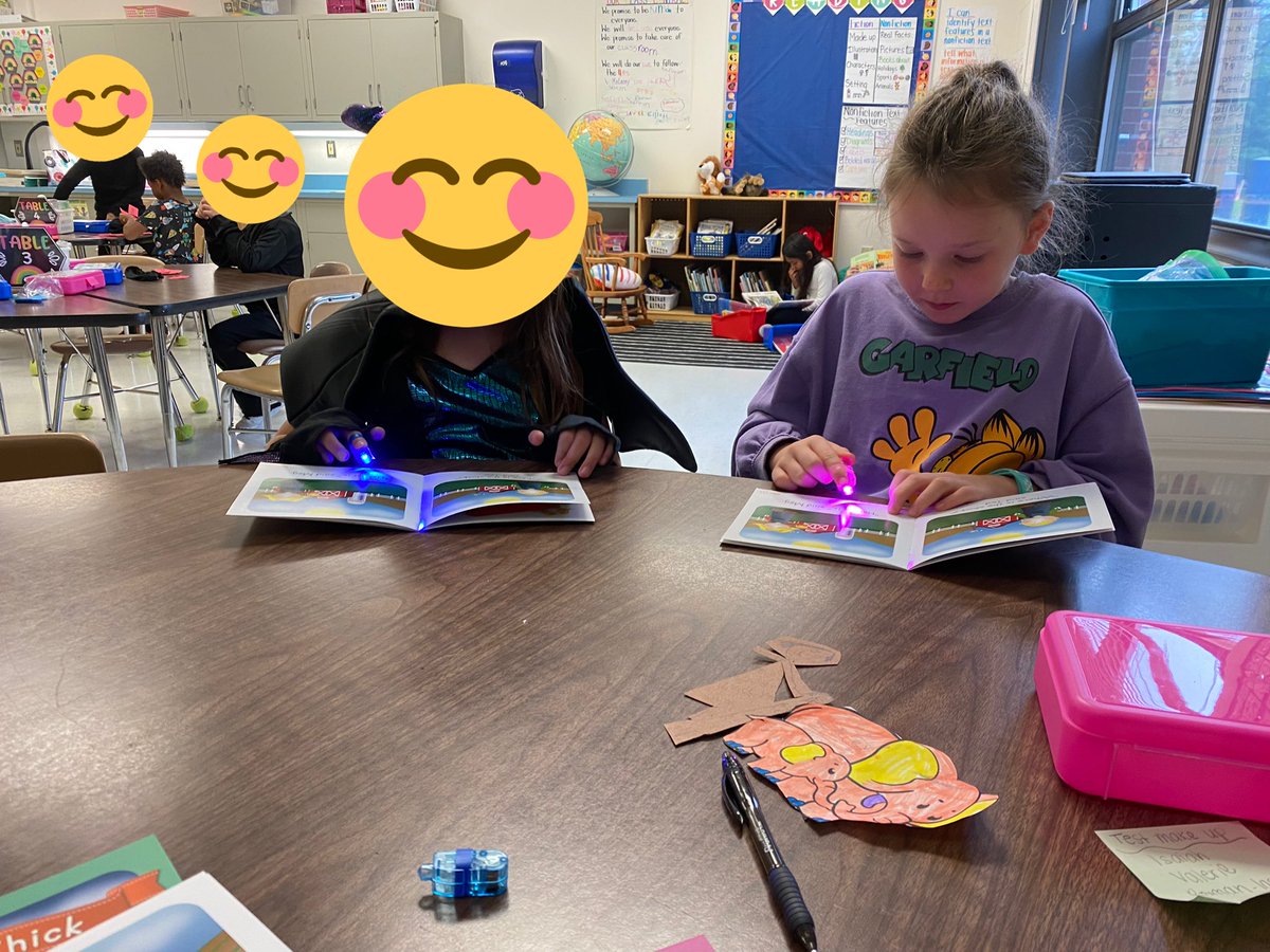 MsLaceyFCPS's tweet photo. Over the past couple of days, our class has been having fun reading with finger lights as pointers! 📚#SRESroos https://t.co/1VuXE81ujD
