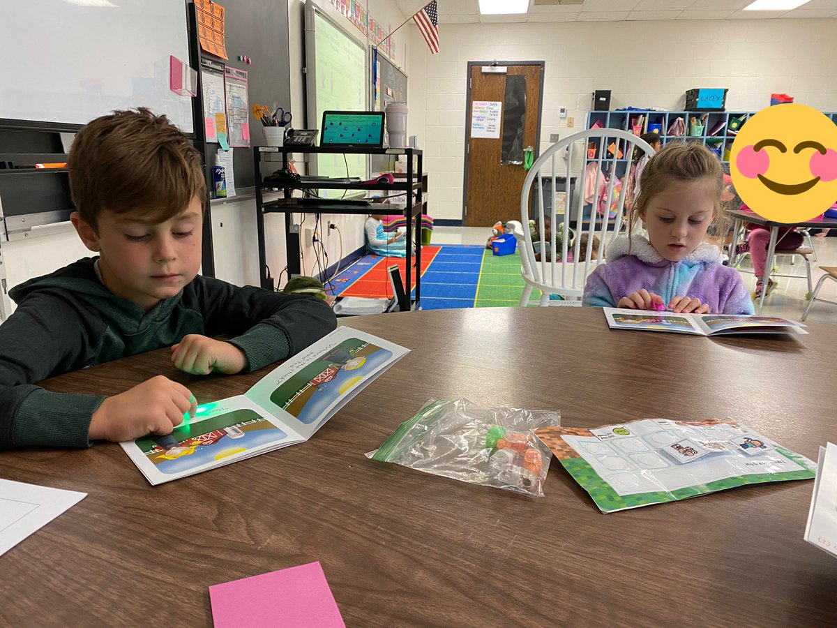MsLaceyFCPS's tweet photo. Over the past couple of days, our class has been having fun reading with finger lights as pointers! 📚#SRESroos https://t.co/1VuXE81ujD