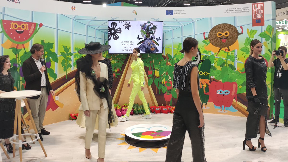 eComercioAgr's tweet photo. ¿Cómo reutilizar materiales que se desechan en los invernaderos solares?
¿Y si os decimos que se puede diseñar y confeccionar alta costura?
#FruitAttraction22 Revista #ECAFRUITS
@Coexphal
@APROA_AOP @FruitAttraction
Nos lo confirma #CUTESOLAR 👇 https://t.co/oUNpoGv7Mu