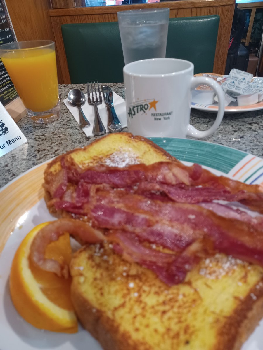 LyallLyalla's tweet photo. Managed to get my Diner breakfast experience before leaving NYC, including my kwafee refil. #stuffed #nyc #lovegoodkwafee #setupforday #nextstopDC https://t.co/6ybE1wXdaC
