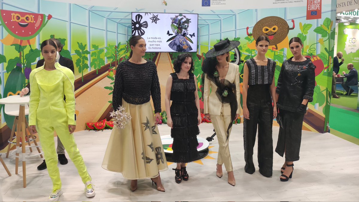 eComercioAgr's tweet photo. ¿Cómo reutilizar materiales que se desechan en los invernaderos solares?
¿Y si os decimos que se puede diseñar y confeccionar alta costura?
#FruitAttraction22 Revista #ECAFRUITS
@Coexphal
@APROA_AOP @FruitAttraction
Nos lo confirma #CUTESOLAR 👇 https://t.co/oUNpoGv7Mu