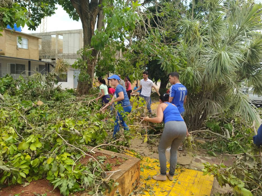 Otra vez vamos camino a #PinarDelRio, con la manga al codo, a ayudar en la recuperación. Compartiremos con nuestros jóvenes de La Guerrilla llegados desde La Habana hasta allí y con la población que urge de la ayuda de #TodosJuntos. #FuerzaCuba #Cuba <a href="/DiazCanelB/">Miguel Díaz-Canel Bermúdez</a> <a href="/UJCdeCuba/">UJC de Cuba</a>