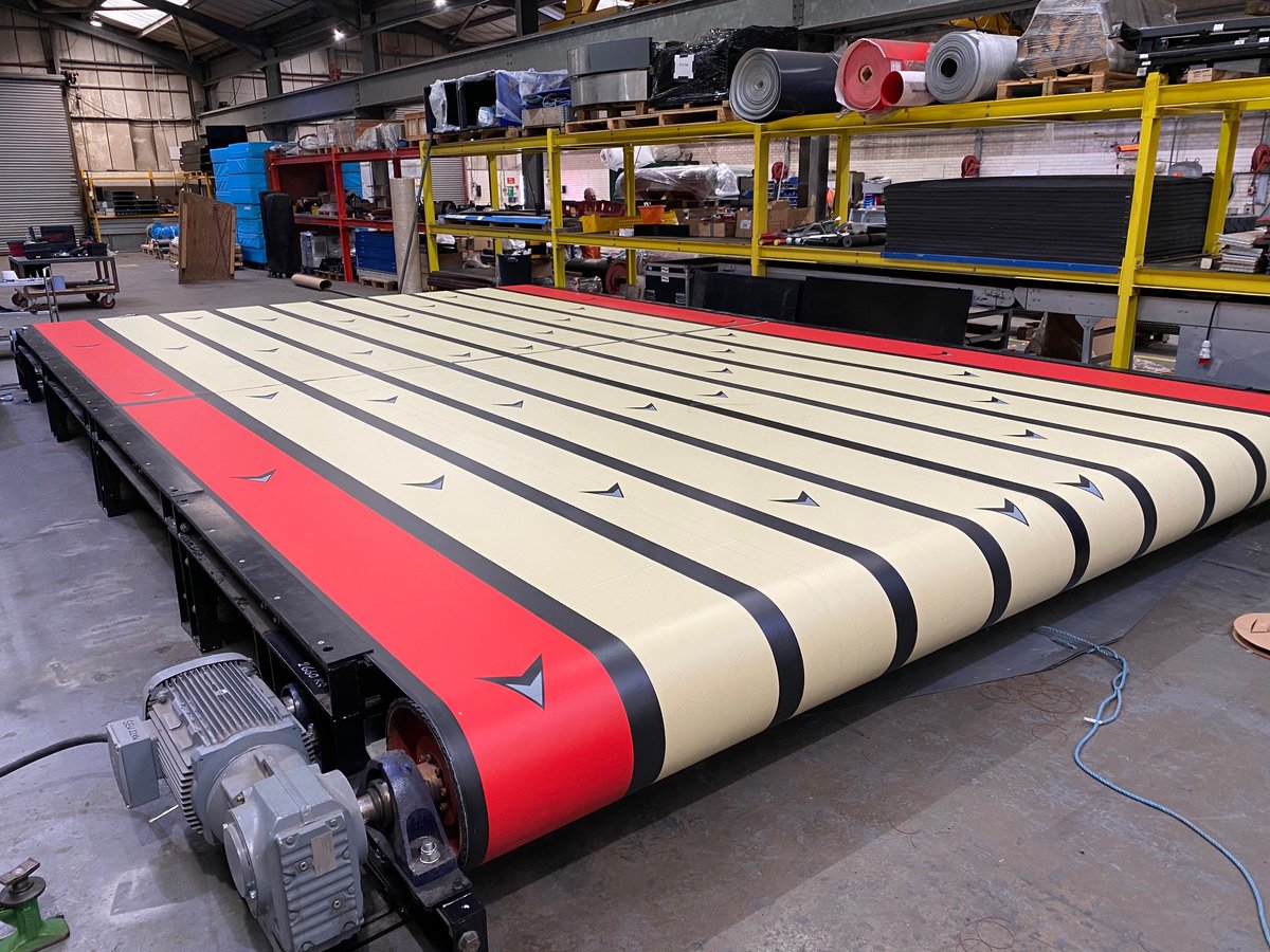 CanningConveyor's tweet photo. Have you seen our conveyor used on 'Rollin In It'? Streaming now on ITV!
#rollinginit #tv #livetv #entertainment #stephenmulhern #8meterwideconveyor #giantconveyor #tvfilmproductionhire #conveyorTVhire #ITVseries https://t.co/RFg0YUMtx5