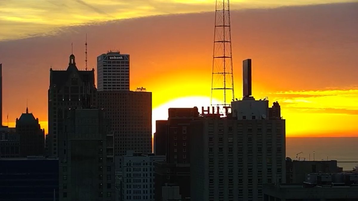 InnovativeWx's tweet photo. A beautiful sunrise this morning! One more calm day is expected with above average highs in the low 70s with increasing clouds this afternoon. A slight chance of rain with rumbles of thunder could become possible later this evening, but showers will become more likely tomorrow. https://t.co/ggSwMRJs81