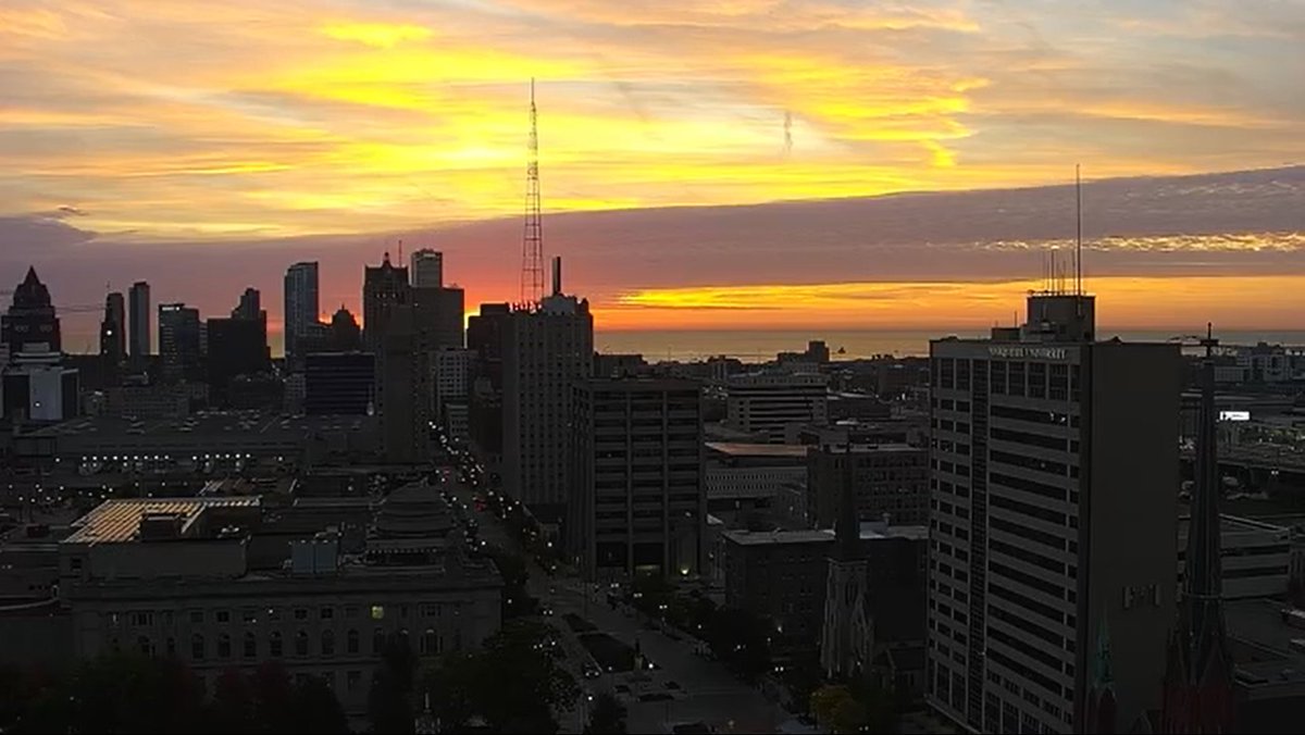 InnovativeWx's tweet photo. A beautiful sunrise this morning! One more calm day is expected with above average highs in the low 70s with increasing clouds this afternoon. A slight chance of rain with rumbles of thunder could become possible later this evening, but showers will become more likely tomorrow. https://t.co/ggSwMRJs81