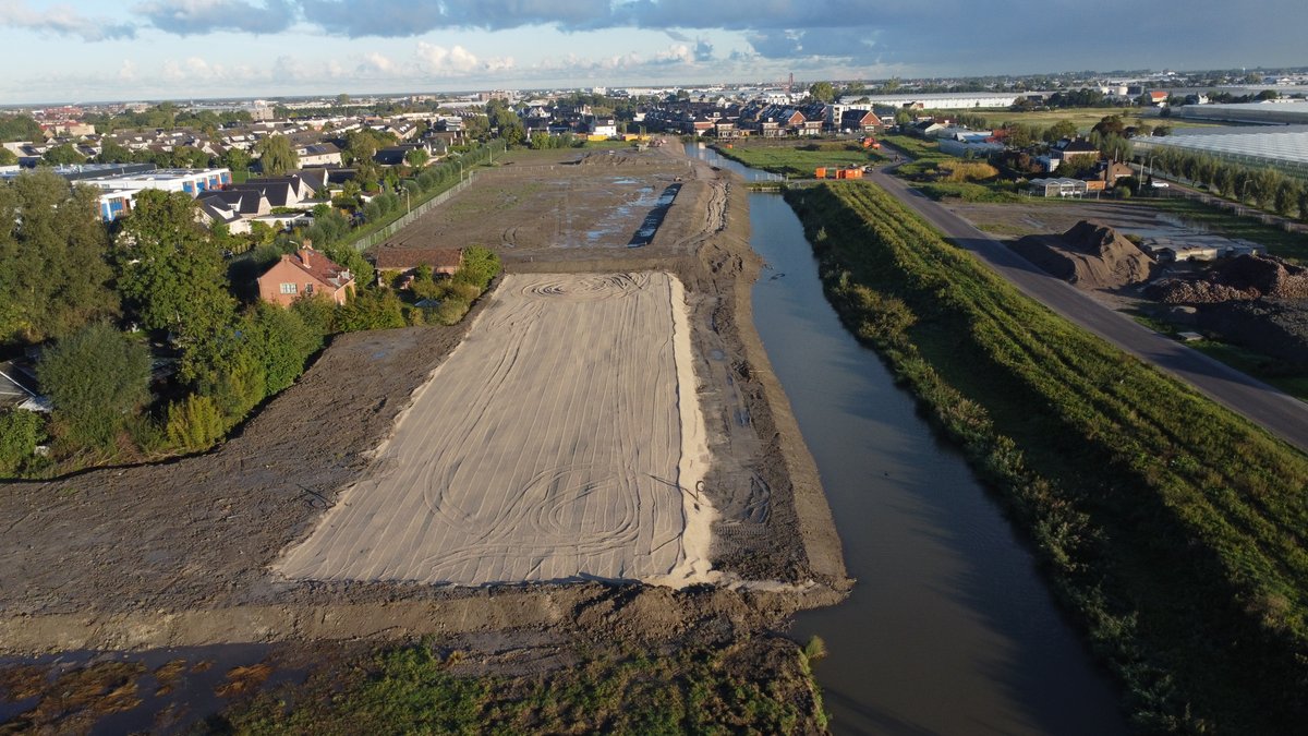 In het Waelpark werken we aan de ontwikkeling van een woningbouwlocatie. De werkzaamheden bestaan uit het saneren van de bodemvervuiling, voorbelasten van de wegen, aanleg van rioleringen en bouwwegen, graven en dempen van waterpartijen en het aanbrengen van damwanden.